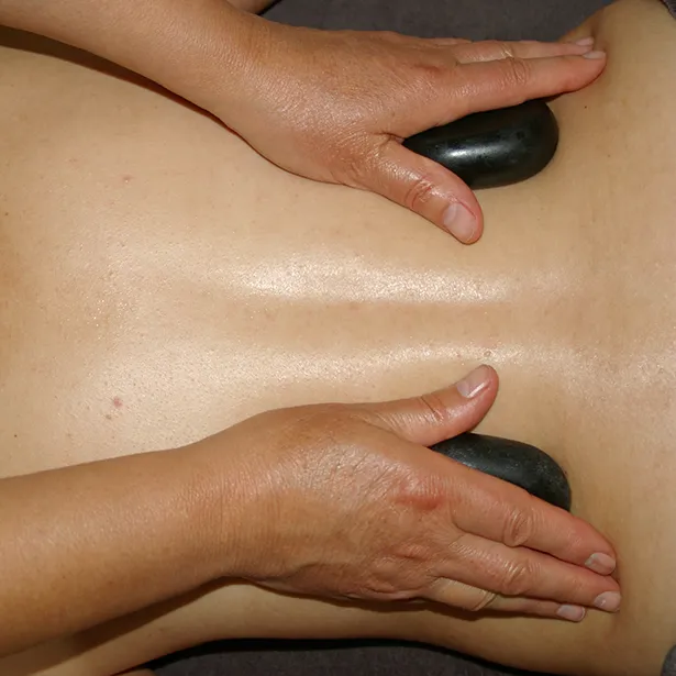 massage-enveloppant-pierres